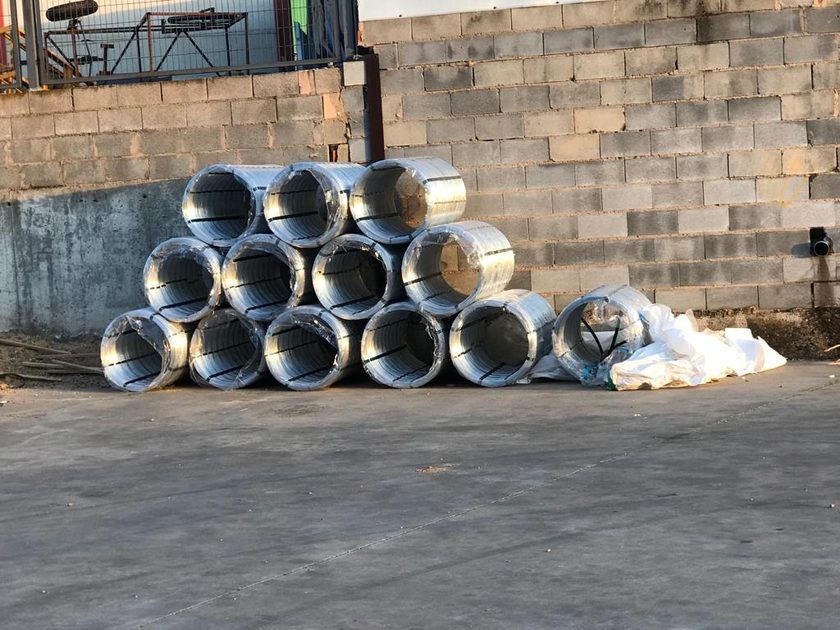 Rolos de arame galvanizado preparados para a montagem de espaldeiras