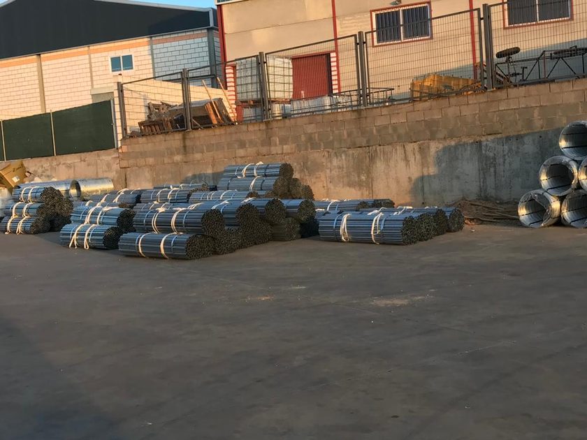 Material para espaldeiras armazenado nas instalações