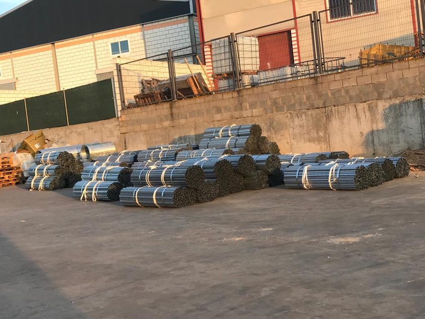 Rolos de arame galvanizado e postes preparados nas instalações da empresa
